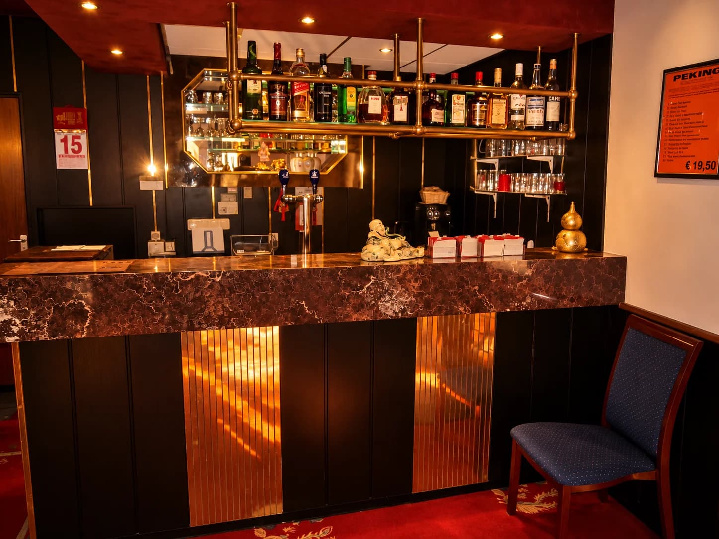 De vertrouwde houten bar en balie van Restaurant Peking