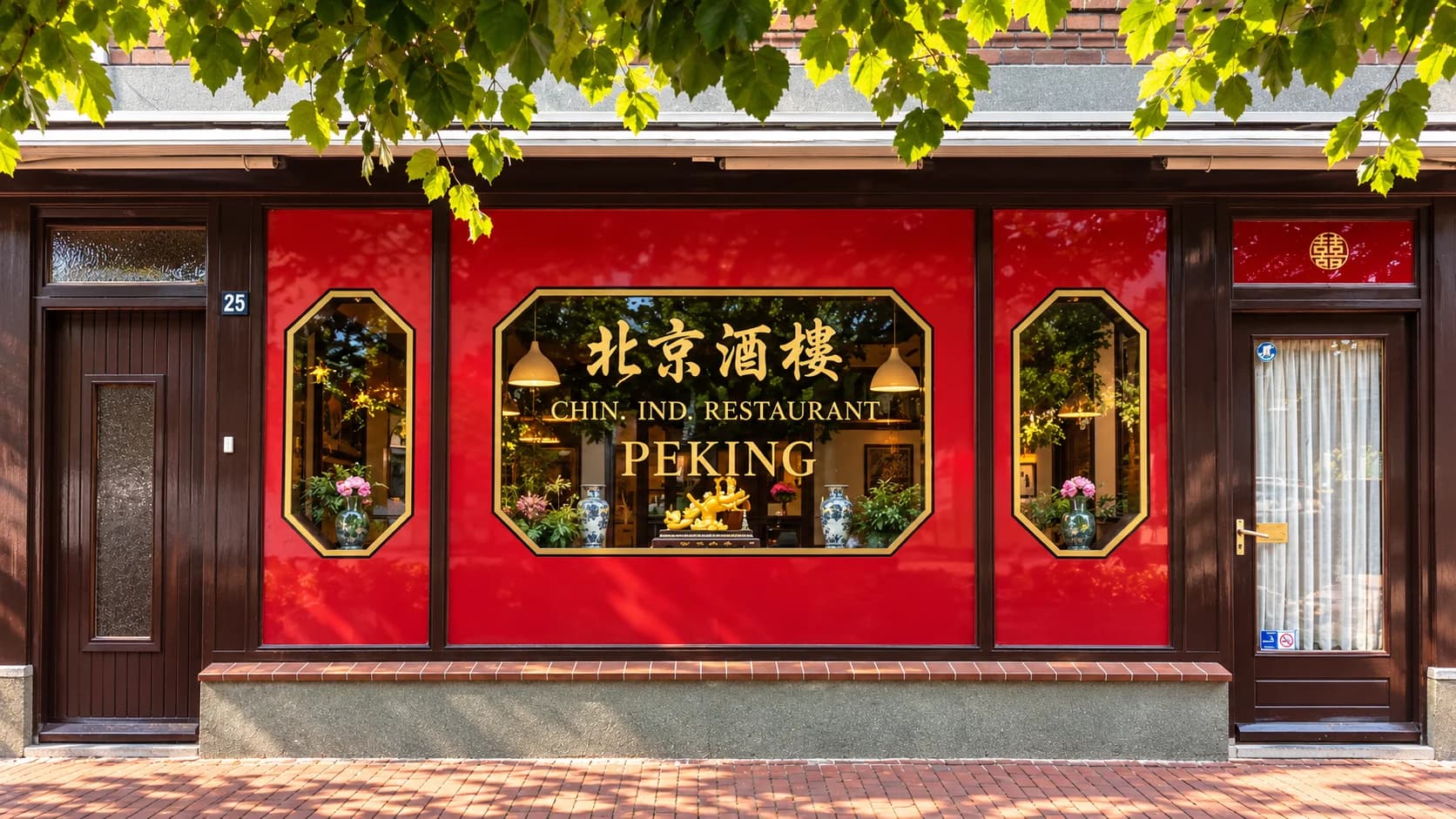 De rode gevel van Restaurant Peking met de originele gouden letters en huisnummer 25