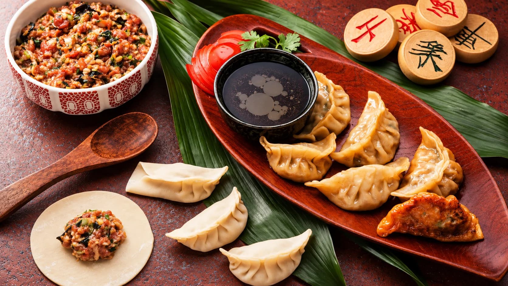 Chinese dumplings met dipsaus, op basis van de oorspronkelijke gerechtfoto van Peking