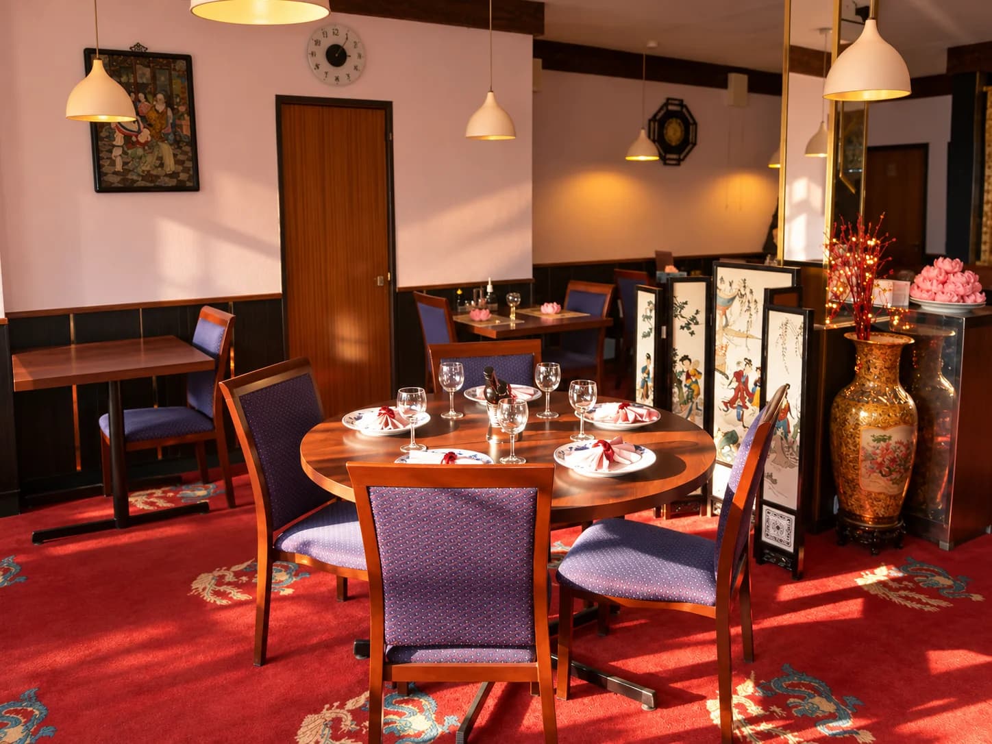 Het gezellige interieur van Peking met gedekte ronde tafels